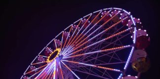 Das abendliche Riesenrad auf dem Landauer Obertorplatz. Die Attraktion wird auch nach dem Ende des Thomas-Nast-Nikolausmarkts in der Innenstadt verbleiben. (Quelle: Stadt Landau)