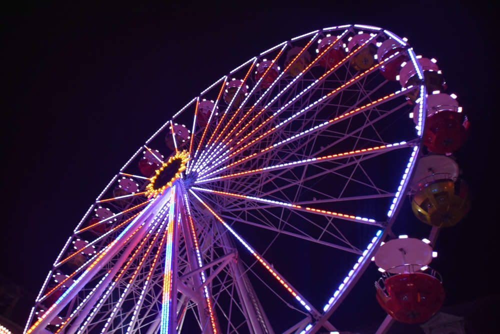 Das abendliche Riesenrad auf dem Landauer Obertorplatz. Die Attraktion wird auch nach dem Ende des Thomas-Nast-Nikolausmarkts in der Innenstadt verbleiben. (Quelle: Stadt Landau)