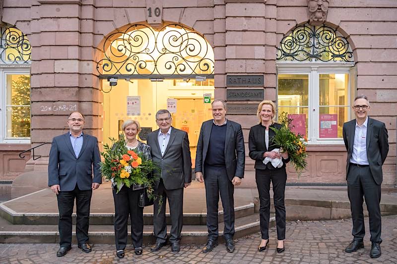 Zur Verabschiedung des langjährigen Bürgerbeauftragten Gustav Adolf Apfel (3.v.l., mit Ehefrau Heidi) und zur Begrüßung der neuen Bürgerbeauftragten Carola de Wit wünschten (v.l.) Klaus Lochner, stellvertretender Vorsitzender des Gesamtpersonalrats, Oberbürgermeister Prof. Dr. Eckart Würzner und Reiner Herzog, Leiter des Personal- und Organisationsamtes, alles Gute. (Foto: Philipp Rothe)