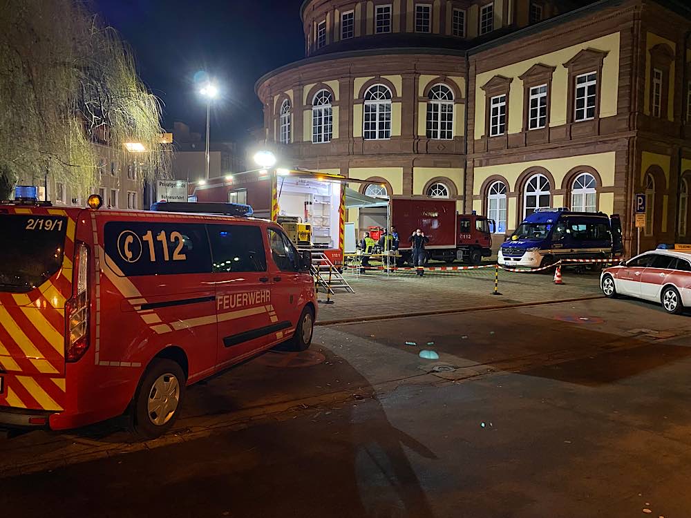 Die Facheinheit Information und Kommunikation (IuK) mit ihrem Einsatzleitung vor dem Saalbau (Foto: Feuerwehr Neustadt)