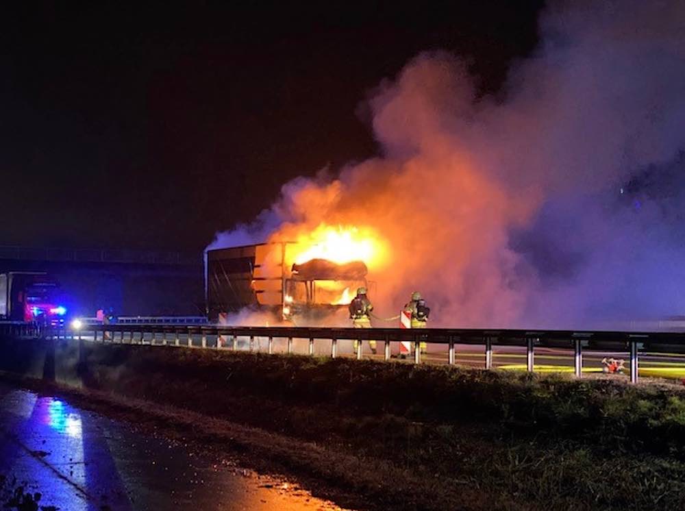 Der brennende LKW (Foto: Polizei RLP)