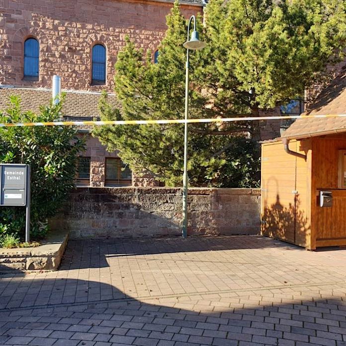 Der zukünftige Standort vor der Mauer zum Kirchengelände zwischen Gemeindebriefkasten und Bushäuschen. (Foto: Gemeinde Esthal)