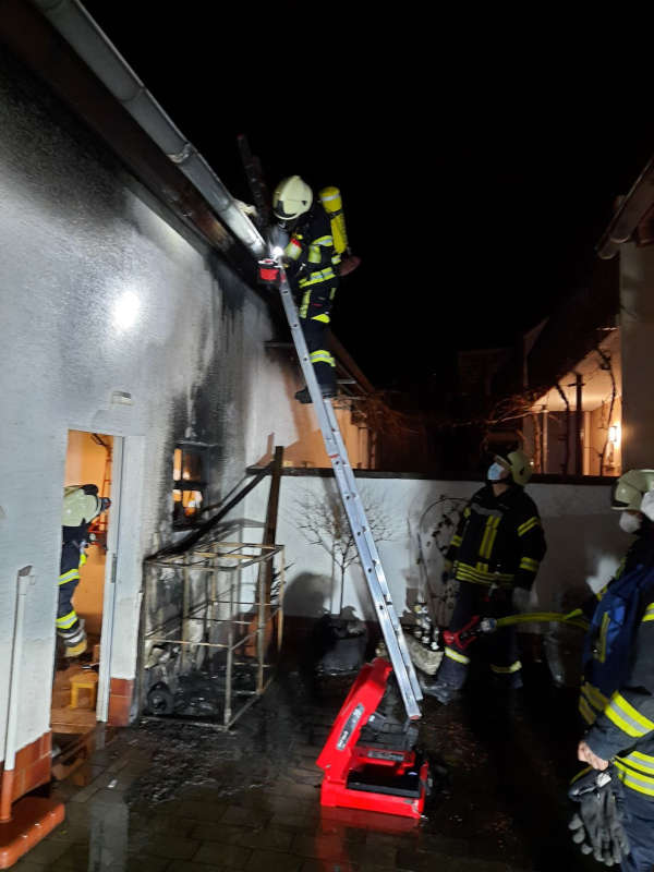 Der Brand griff auf einen Anbau über (Foto: Feuerwehr Haßloch)