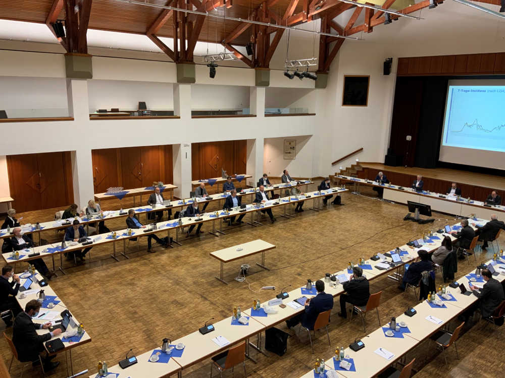 In der Festhalle in Stutensee-Blankenloch fand die jüngste Bürgermeisterversammlung statt. (Foto: Landratsamt Karlsruhe)