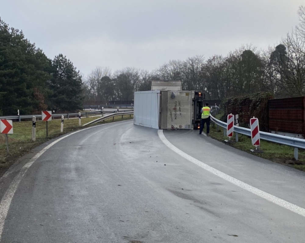 Der Container auf der Straße (Foto: Polizei RLP)