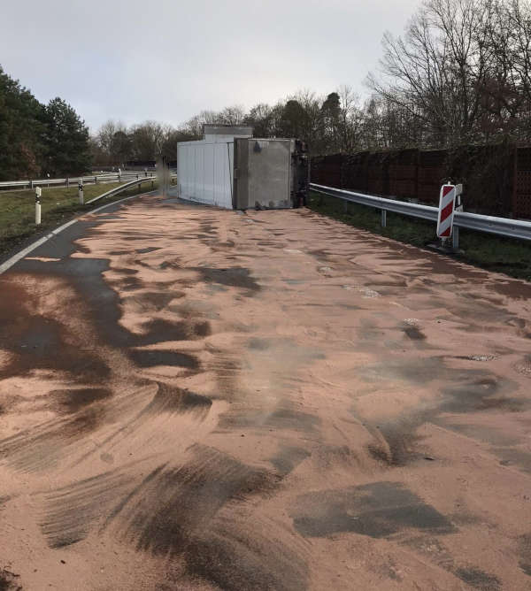 Die auslaufenden Betriebsstoffe wurden abgestreut (Foto: Feuerwehr Speyer)