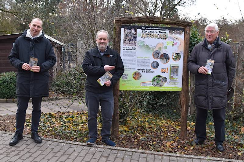 Zoodezernent Alexander Grassmann, Zoodirektor Dr. Jens-Ove Heckel und Zoofreundeskreis-Vorsitzender Dr. Helmuth Back (v.l.n.r.) bei der Vorstellung der Pläne für die erweiterte Afrika-Anlage im Zoo Landau. (Quelle: Stadt Landau)