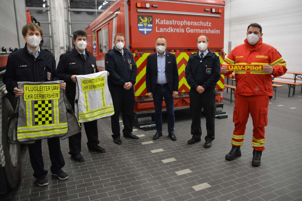 Landrat Dr. Fritz Brechtel (Mitte) mit dem Einheitsführer der Facheinheit „Drohne“, Daniel Stripf (2. V. links,) und dessen Stellvertretern André Bentz (links) sowie Michael Bach (rechts). Neben Landrat Brechtel: Mike Schönlaub, Brand- und Katatstrophenschutzinspekteur, und sein Stellvertreter,Mario Schmid. (Foto: Kreisverwaltung Germersheim)