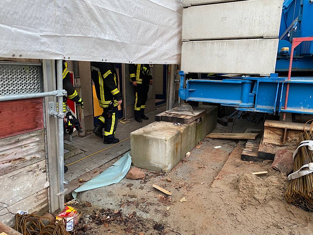 Abstützarbeiten am Kran (Foto: Feuerwehr Neustadt)