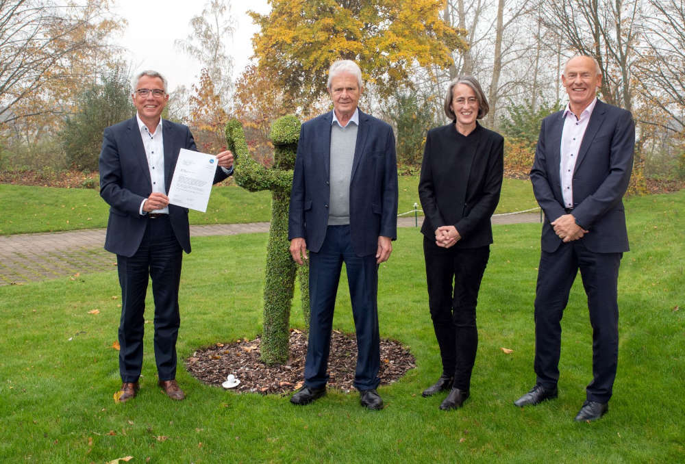 Große Freude: Dietmar Hopp Stiftung fördert den Neubau der GRN-Klinik Sinsheim mit 25 Millionen Euro. Dietmar Hopp (2.v.l.) und Landrat Stefan Dallinger (links) unterzeichneten kürzlich im Beisein von Heike Bauer, Leiterin der Dietmar Hopp Stiftung (2.v.r.), und Rüdiger Burger, Geschäftsführer der GRN gGmbH (rechts), die Absichtserklärung über die finanzielle Unterstützung. (Foto: Landratsamt Rhein-Neckar-Kreis)