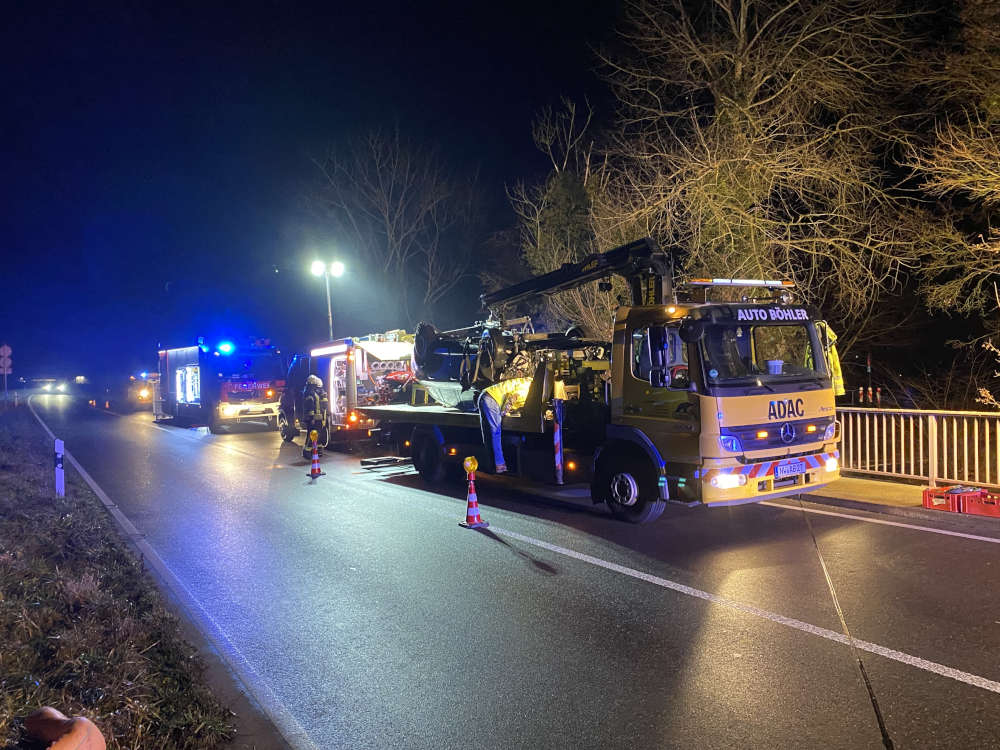 Das Fahrzeug wurde abgeschleppt (Foto: Feuerwehr Neustadt)