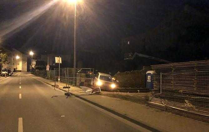 Durch Baustellenzaun gefahren