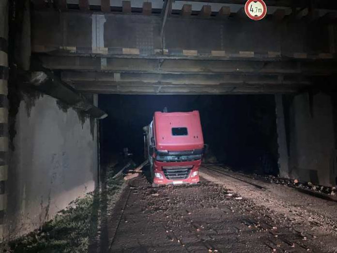 umgekipptes LKW-Führerhaus nach Kollision mit Brücke