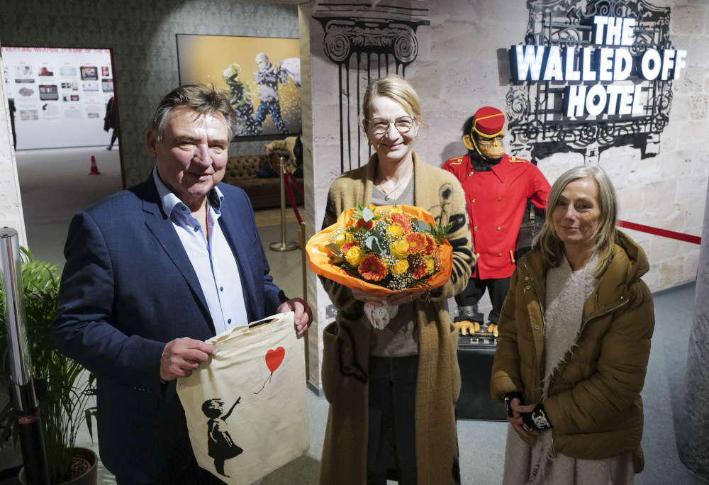 The Mystery of Banksy Mainz vlnr. Bürgermeister Günter Beck, Jubiläumsbesucherinnen Katrin Kling, Silke Asmußen. (Foto: Stefan Sämmer)