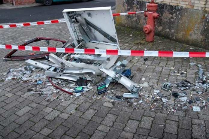 Fauerbach - völlig zerstörter Zigarettenautomat