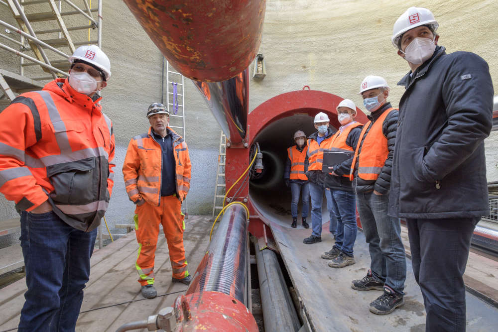 Ein seltener Einblick: Die Gruppe vor der Begehung des imposanten neuen Abwasserkanals in der Bahnstadt am 17. Dezember 2021, unter anderem mit Erstem Bürgermeister Jürgen Odszuck (rechts). (Foto: Philipp Rothe)