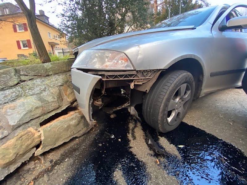 Mit Steinmauer kollidiert (Foto: Polizei RLP)