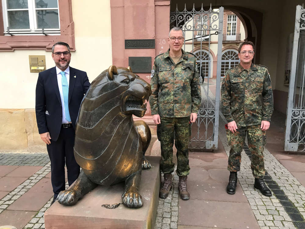 Oberbürgermeister Marc Weigel, Oberst Stefan Weber, Oberstleutnant der Reserve Herbert J. Doll (Foto: Stadtverwaltung Neustadt)