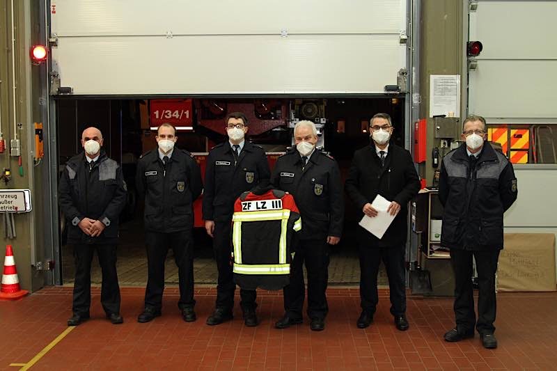 v.l.: Stellv. Brand- und Katastrophenschutzinspekteur Markus Kruppenbacher, Gruppenführer Dominik Loesch, neuer Zugführer Patrick Seebacher, ehemaliger Zugführer Matthias Loesch, Oberbürgermeister Marc Weigel, Brand- und Katastrophenschutzinspekteur Stefan Klein (Foto: Feuerwehr Neustadt)