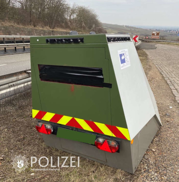 Funktionsbeeinträchtigter mobiler Blitzer (Foto: Polizei RLP)