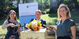 v.l.: Pfälzische Weinkönigin Saskia Teucke, SGD Süd-Präsident Hannes Kopf, Rheinhessische Weinkönigin Eva Müller (Foto: SGD Süd)