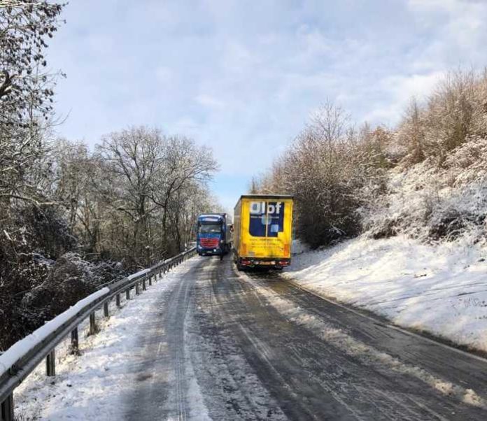 KH_K41_LKW im Schnee stecken geblieben