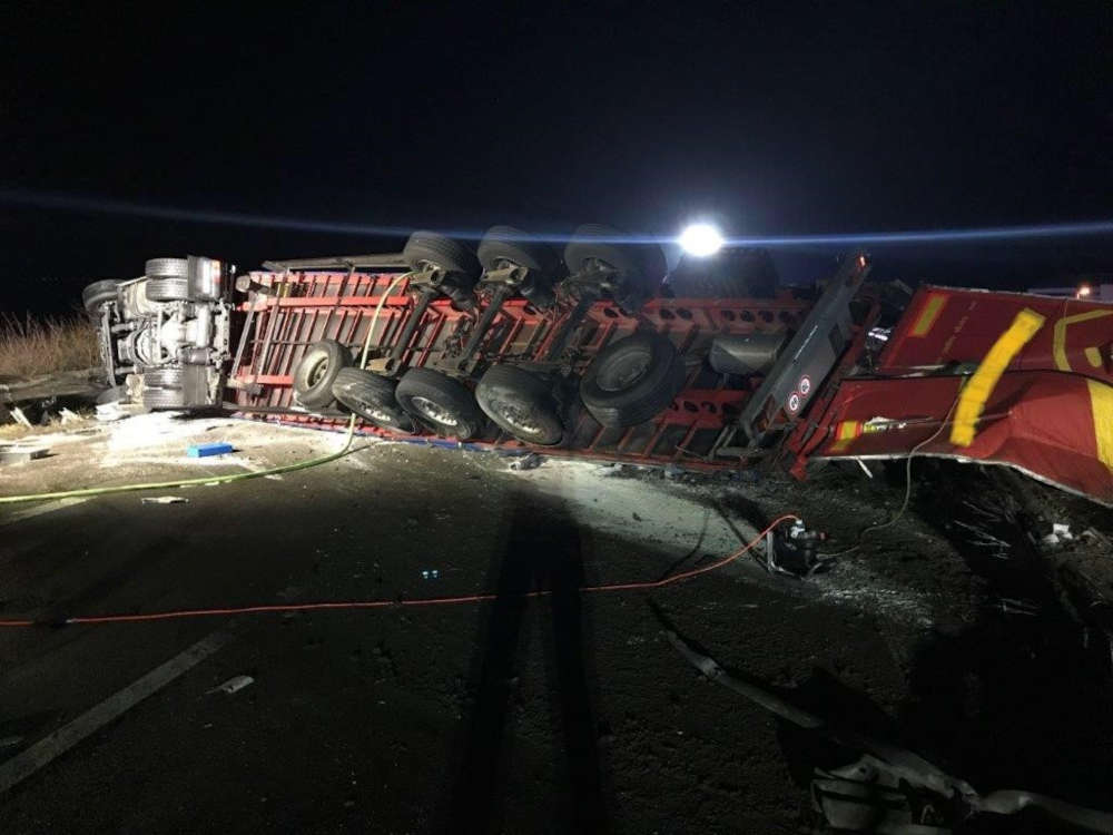 Der umgekippte Sattelzug (Foto: Polizei RLP)