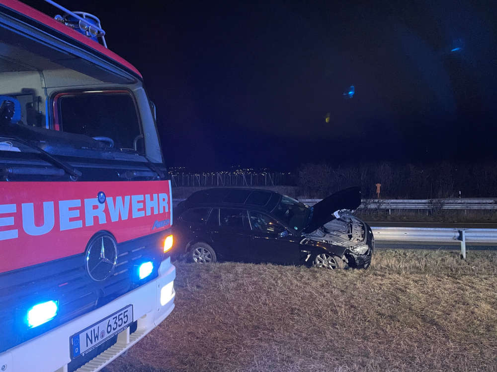 Der unfallverursachende PKW (Foto: Feuerwehr Neustadt)