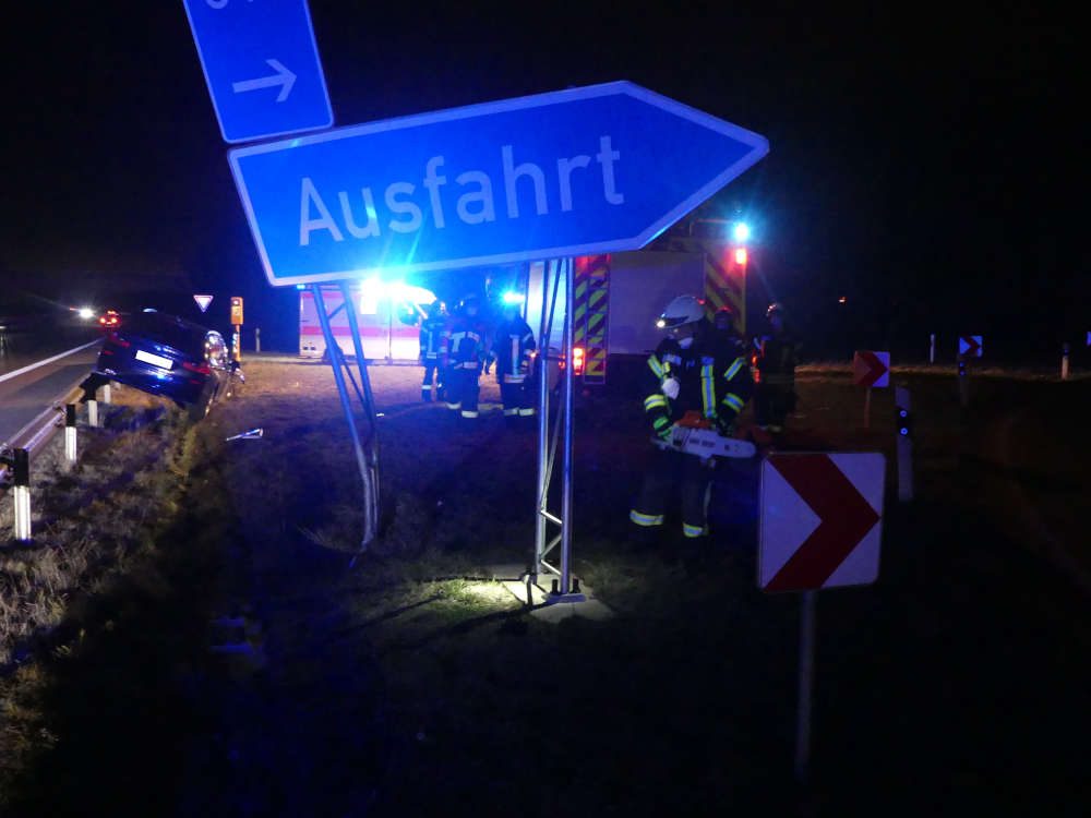 Das beschädigte Schild (Foto: Feuerwehr Neustadt)