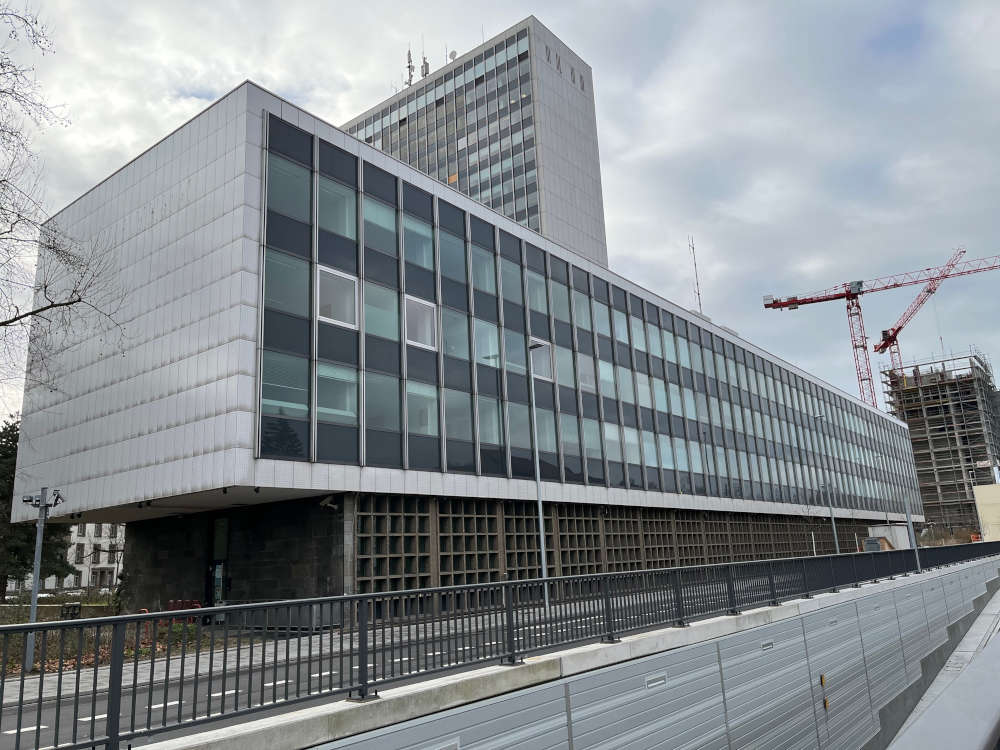 Für den Langbau des Dienstgebäudes in der Beiertheimer Allee entlang der Kriegsstraße in Karlsruhe wird der Abbruch vorbereitet. (Foto: Landratsamt Karlsruhe)