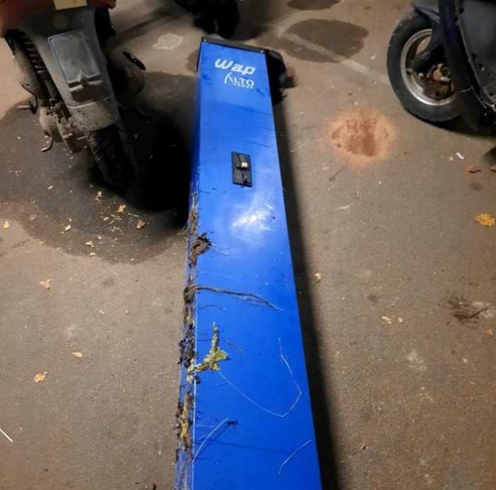 Gefundener Metallschacht mit Münzeinwurf
