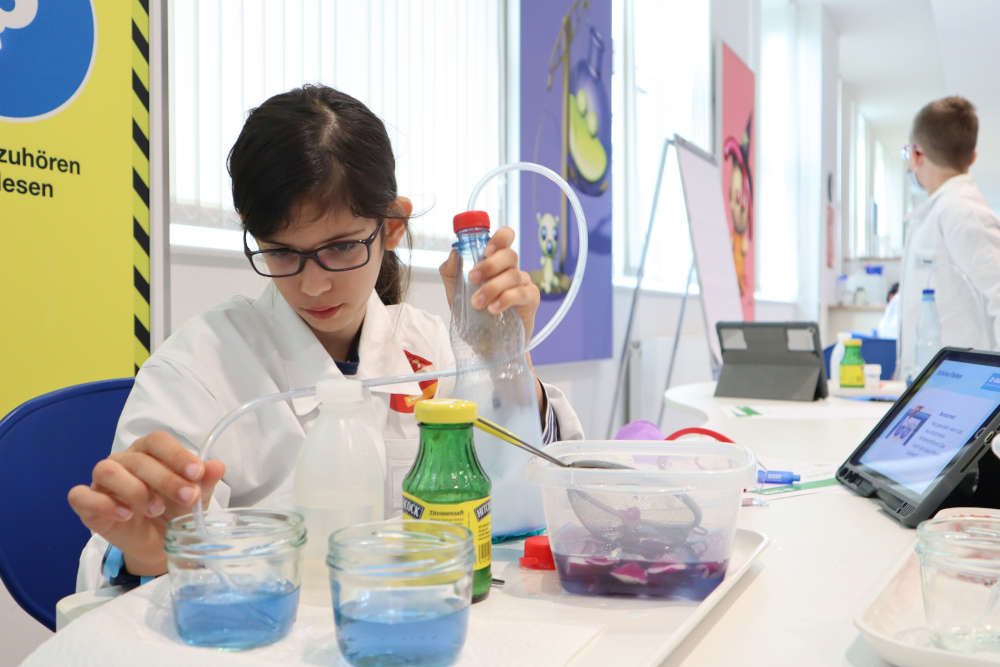 Jede Menge Forscherspaß in den Ferien bietet das kostenfreie Ferienprogramm der BASF Kids’ Labs für Kinder von 8 bis 12 Jahren. (Foto: BASF SE)