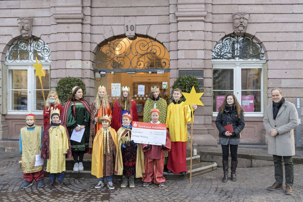 Oberbürgermeister Prof. Dr. Eckart Würzner (rechts) empfing eine Sternsingergruppe um Gemeindereferentin Tanja Becker (zweite von rechts) am Rathaus und übergab einen Scheck über 500 Euro aus seinen persönlichen Verfügungsmitteln. (Foto: Philipp Rothe)