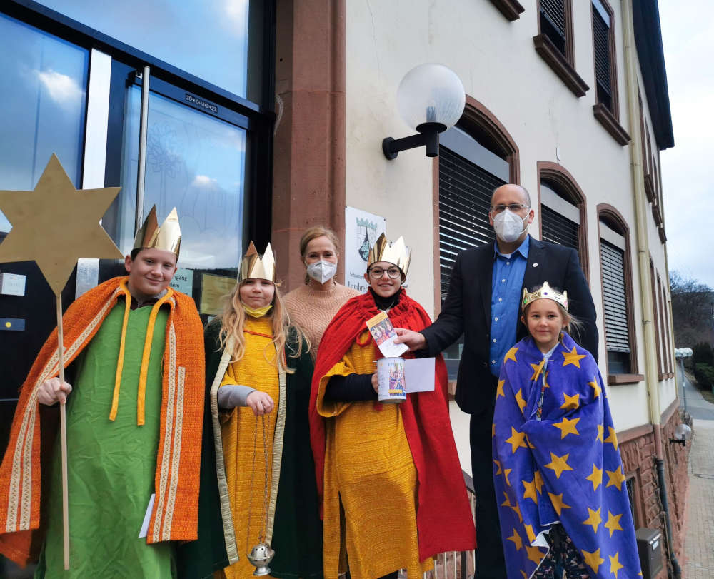 v.l.: Bennet Nied, Lea Filbrich, Frau Sonja Zimmermann, Lea Schmitt, Bürgermeister Gernot Kuhn, Johanna Kuhn (Foto: Pfarrei Lambrecht)