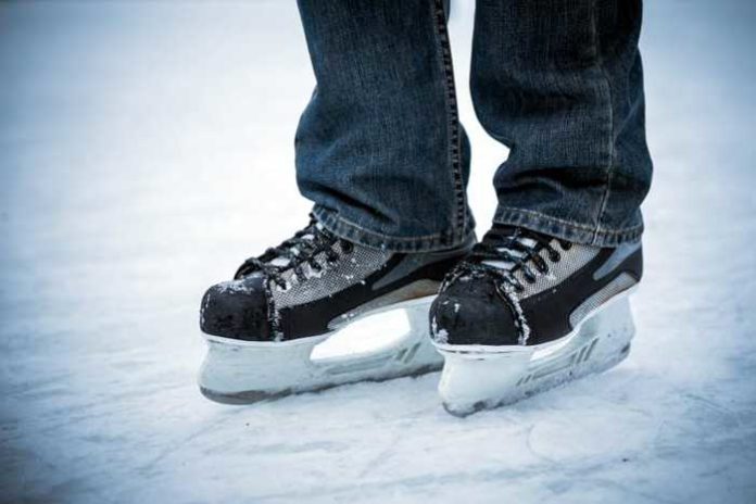Symbolbild, Schlittschuhe, Eislaufen, Mann, gefrorener See, Eishalle, Winter © Mariakray on Pixabay
