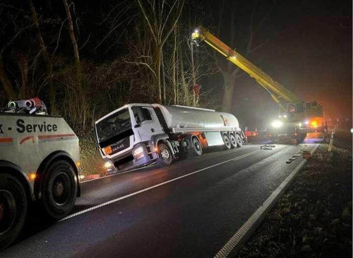 pol-of-tanklastzug-mit-30-000-litern-diesel-rutscht-in-stra-engraben