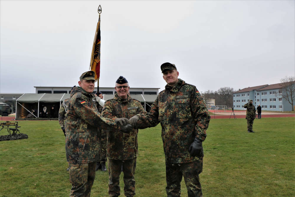 Bekräfigung mit Handschlag (Foto: StFw Frank Wiedemann)