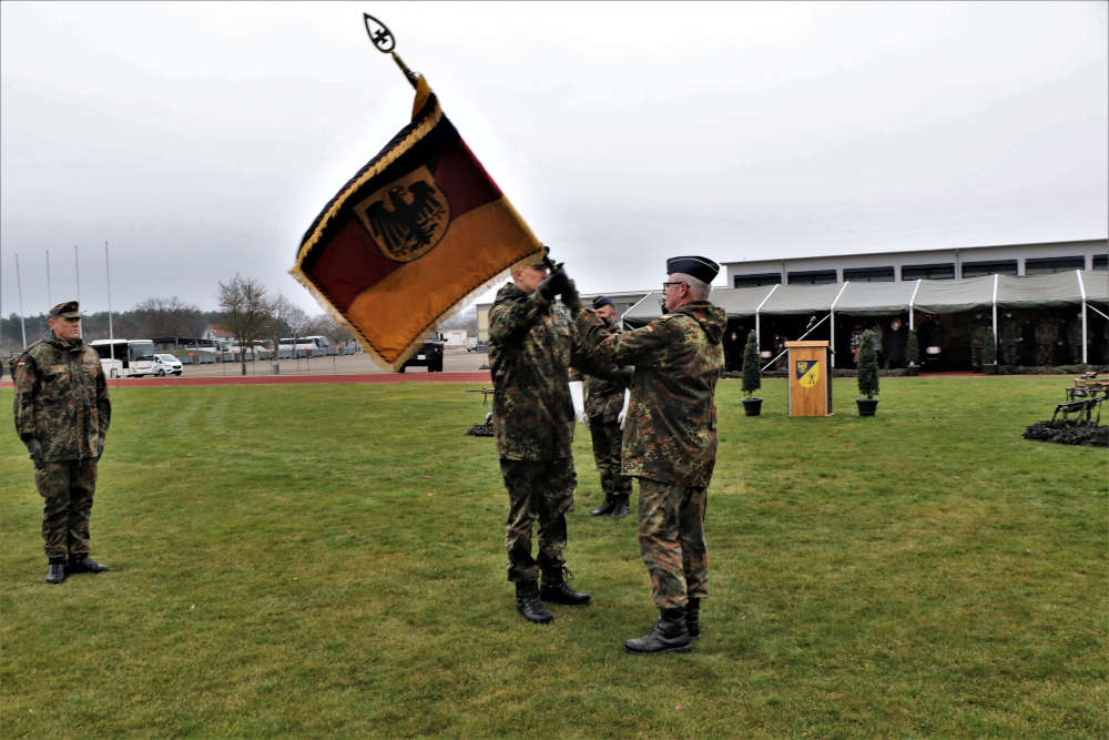 Übergabe Truppenfahne (Foto: StFw Frank Wiedemann)