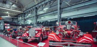 Historische Fahrzeuge in der Feuerwehrausstellung im Technik Museum Speyer (Quelle: TMSP/Foto: Sebastian Schnepper)