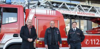 Erster Bürgermeister und Feuerwehrdezernent Christian Specht, der ehemalige Feuerwehrchef Karlheinz Gremm und sein Nachfolger Thomas Näther (Foto: Stadt Mannheim)