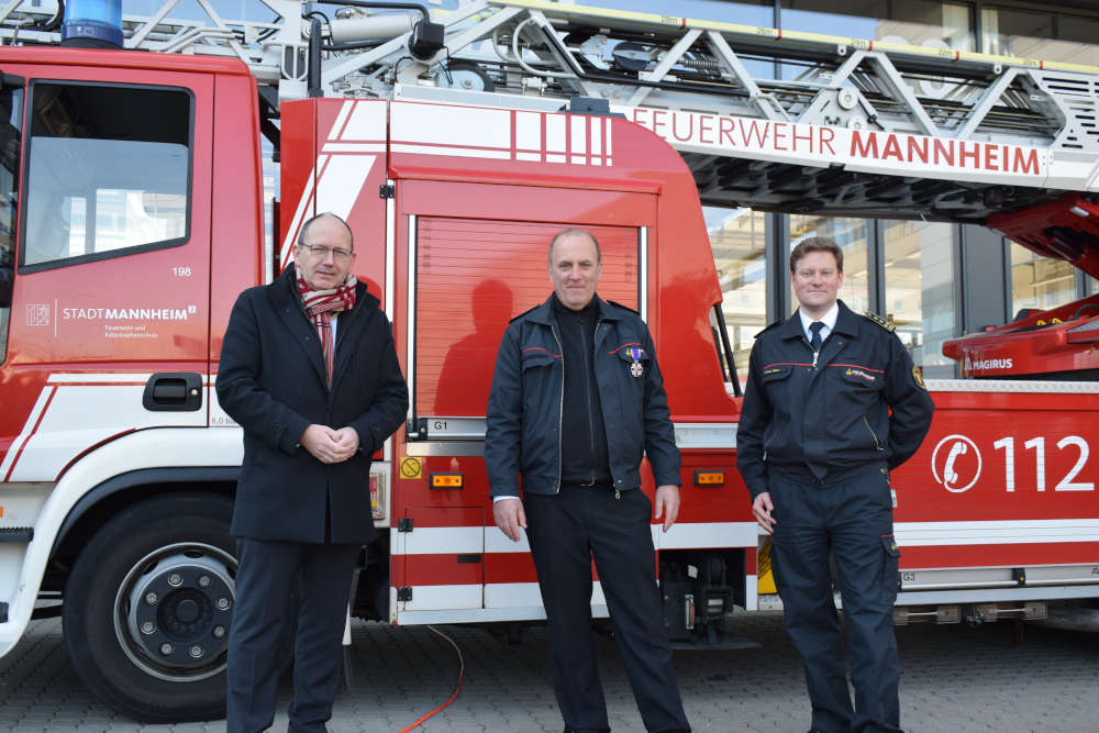 Erster Bürgermeister und Feuerwehrdezernent Christian Specht, der ehemalige Feuerwehrchef Karlheinz Gremm und sein Nachfolger Thomas Näther (Foto: Stadt Mannheim)