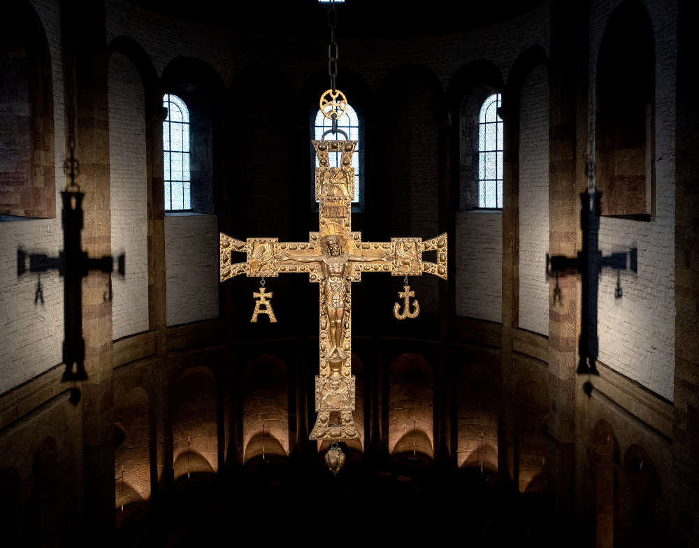 Triumphkreuz von Otto Hupp (1906) in der Apsis des Doms (Foto: Klaus Landry)