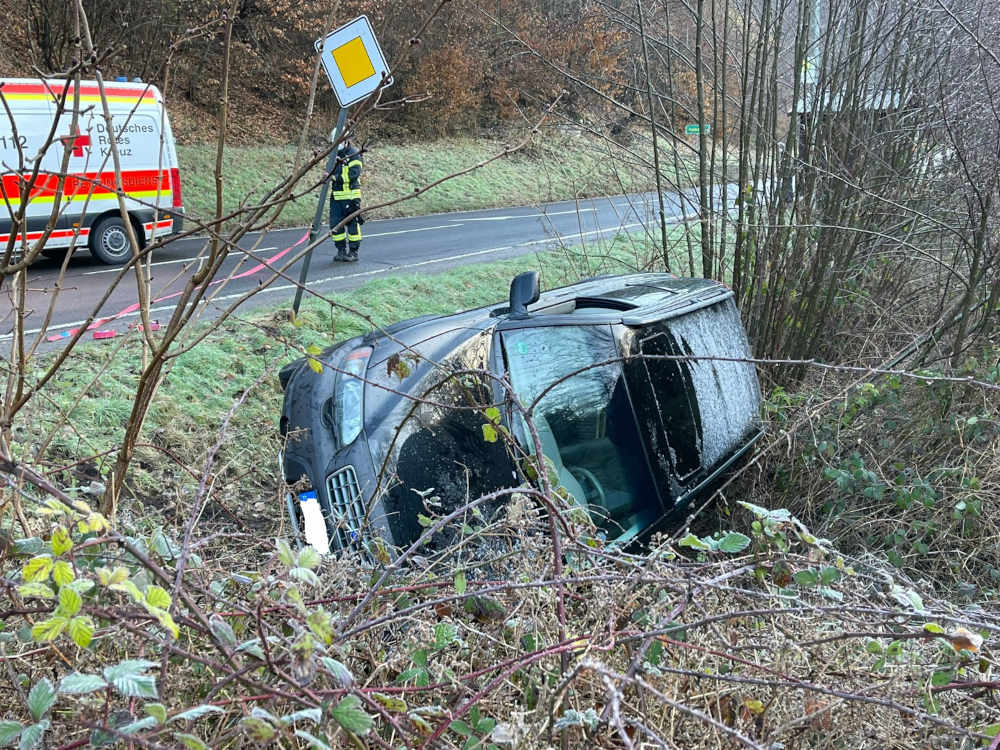 PKW im Graben (Foto: Feuerwehr VG Lambrecht)