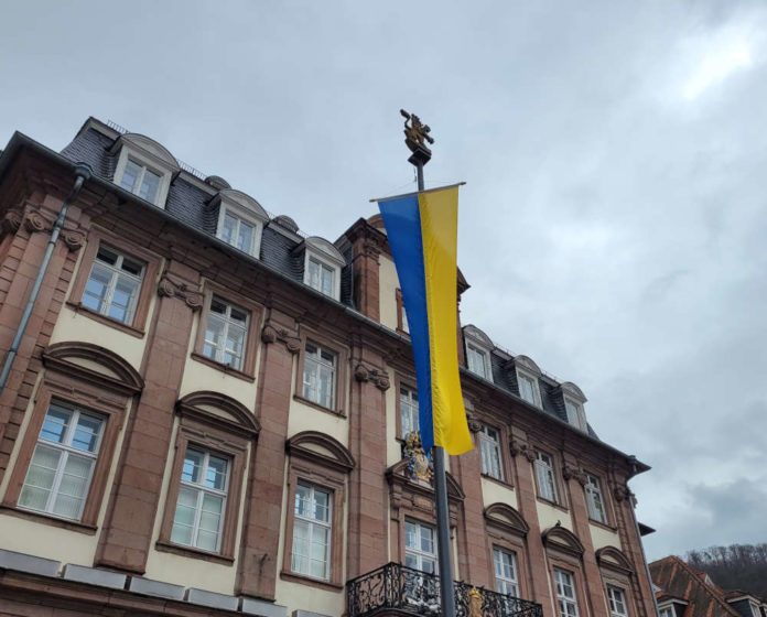 Die ukrainische Fahne weht am Freitag, 25. Februar 2022, vor dem Heidelberger Rathaus. (Foto: Stadt Heidelberg)