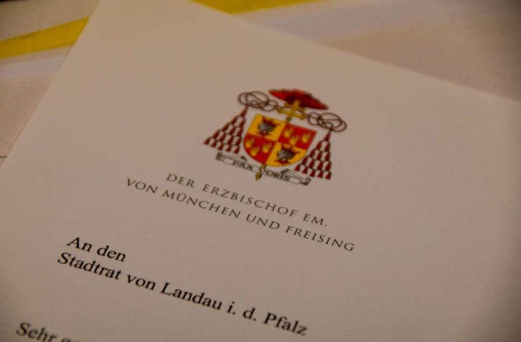 In einem Schreiben hat Kardinal Friedrich Wetter, früherer Erzbischof von München und Freising, jetzt seinen Verzicht auf die Ehrenbürgerwürde der Stadt Landau erklärt. (Quelle: Stadt Landau)