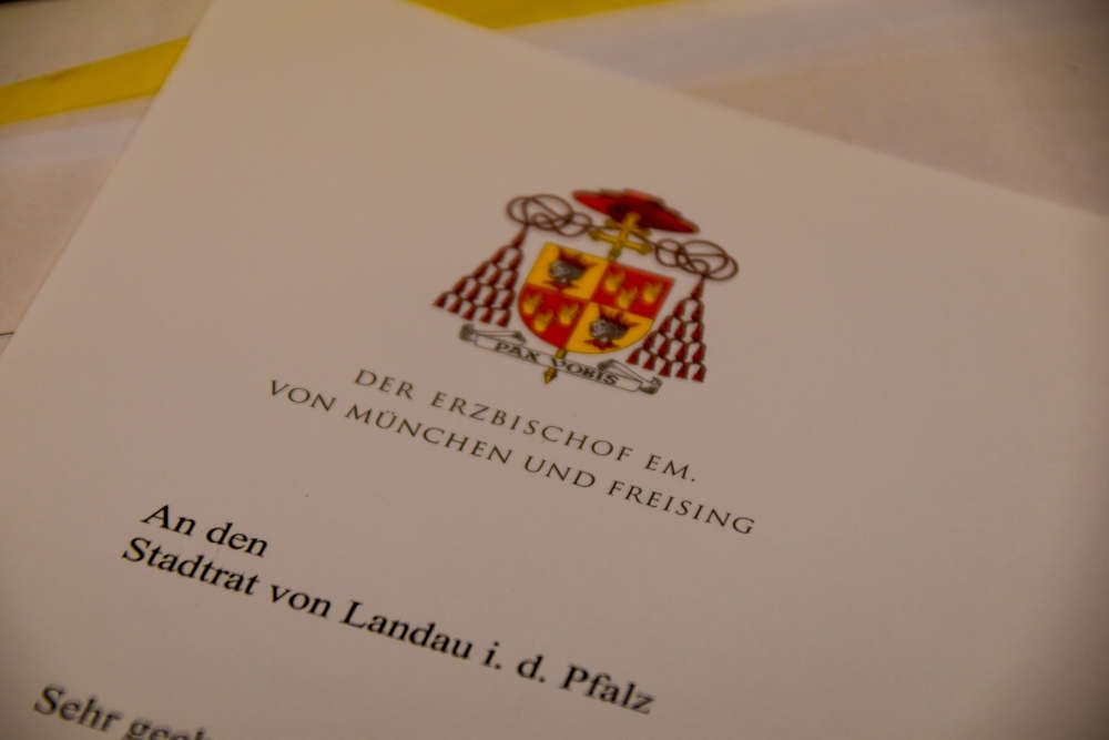 In einem Schreiben hat Kardinal Friedrich Wetter, früherer Erzbischof von München und Freising, jetzt seinen Verzicht auf die Ehrenbürgerwürde der Stadt Landau erklärt. (Quelle: Stadt Landau)