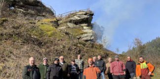 Die Helfer am Ehrenfelsen (Foto: Gemeinde Elmstein)