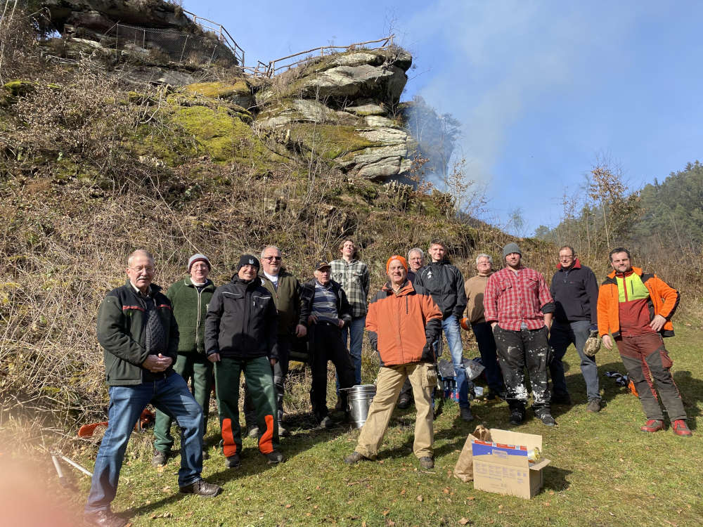 Die Helfer am Ehrenfelsen (Foto: Gemeinde Elmstein)