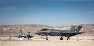 Das israelische Tarnkappen-Mehrzweckkampfflugzeug F-35 und der sonderfolierte Eurofighter Eagle Star vom Taktischen Luftwaffengeschwader 31 „Boelcke“ rollen auf dem Taxiway während der Übung Blue Flag 2021 auf der Air Base Ovda/Israel, am 20.10.2021. (Bildrechte: Bundeswehr /Falk Bärwald/Fotograf:Tanja Wendt)