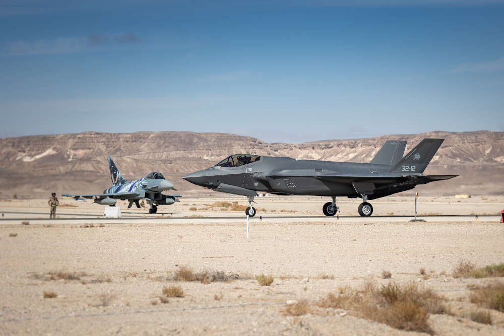 Das israelische Tarnkappen-Mehrzweckkampfflugzeug F-35 und der sonderfolierte Eurofighter Eagle Star vom Taktischen Luftwaffengeschwader 31 „Boelcke“ rollen auf dem Taxiway während der Übung Blue Flag 2021 auf der Air Base Ovda/Israel, am 20.10.2021. (Bildrechte: Bundeswehr /Falk Bärwald/Fotograf:Tanja Wendt)